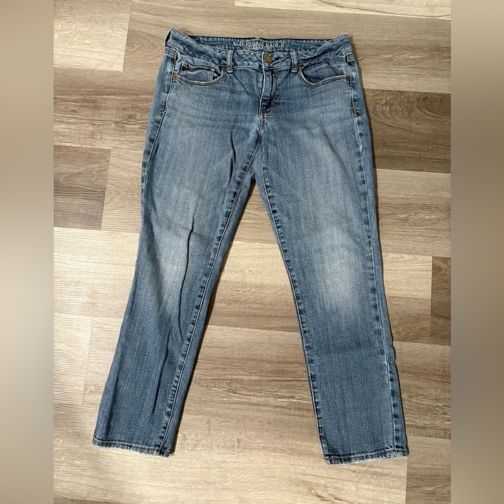 American Eagle Women’s Light Wash straight/ slim leg blue jeans. Size 8 short.